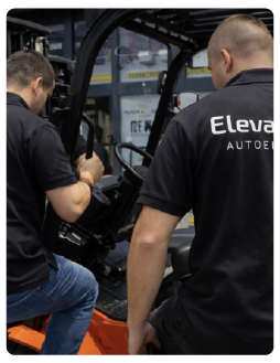 Autoelevadores en showroom